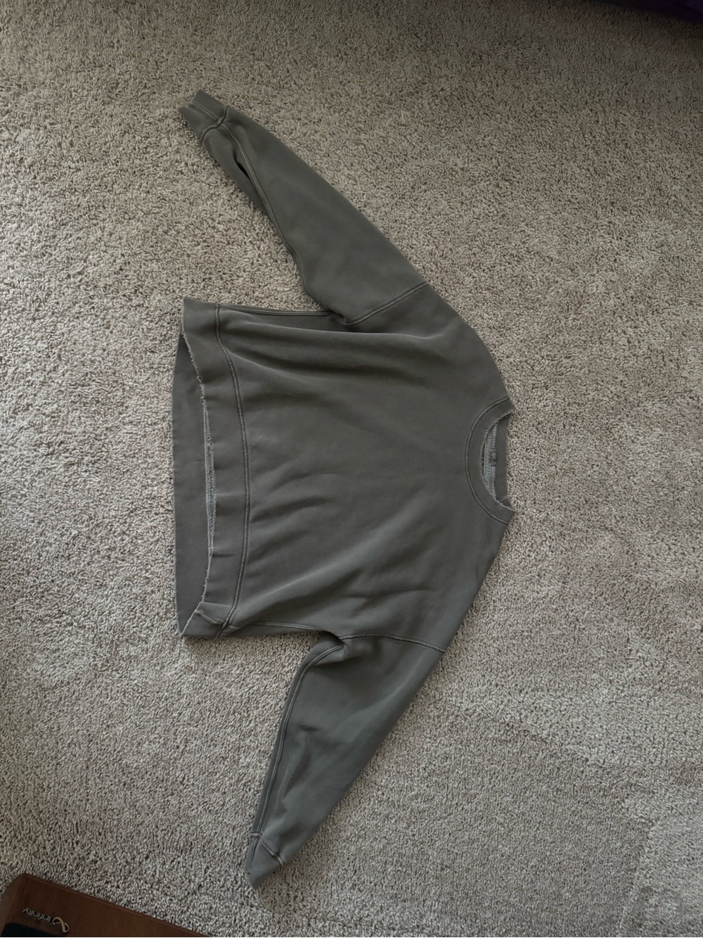 Abercrombie & Fitch DISTRESSED CROPPED CREWNECK